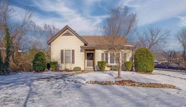 Historic 1890's Home on the Doe RIver, King beds, New remodel, Great location!