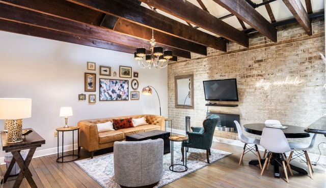 ☆ Historic Broughton St. Loft ☆ Mod-Industrial 2/2 w/View, Parking, Shuffleboard