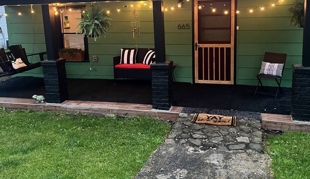 Historic trail town cozy cottage!