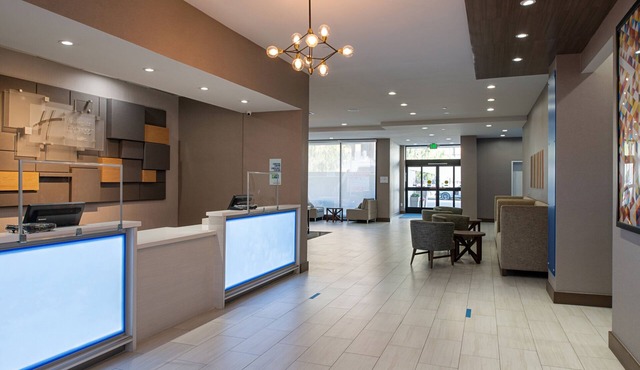 Holiday Inn Express & Suites Los Angeles Downtown West by IHG