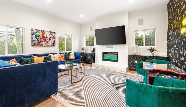 Hollywood Hideaway - Central to Famous Hot Spots -3Bedrooms -4Beds, 3Full Baths