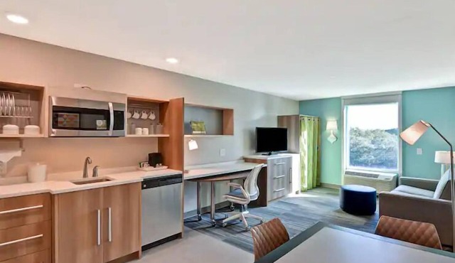Home Away From Home: 3 Units w/Kitchenette. Minutes to Busch Gardens!