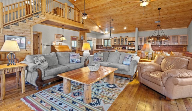 "Honey Haven on Main" Luxury Loft-Sleeps 8-In Town-Pet Friendly
