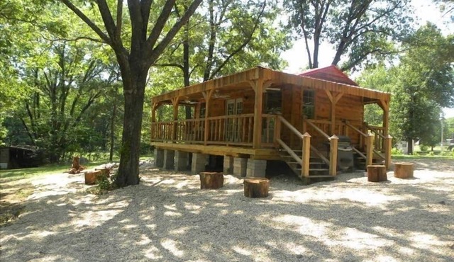 Honeymoon Studio Cabin, with Hot Tub in Disney Ok