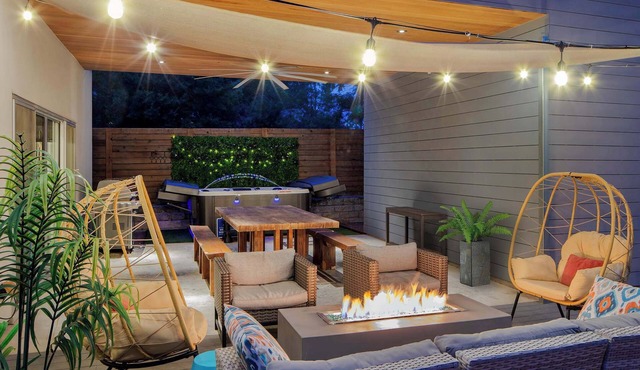 Hot tub, fire pit, game&yoga lawn, Walk to Dtown!