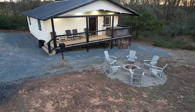 Hot Tub Mountainside 2-BR Cabin near Mena