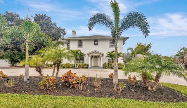 Huge 8BR w/HTD Pool, Ensuites, Games, Near Beach