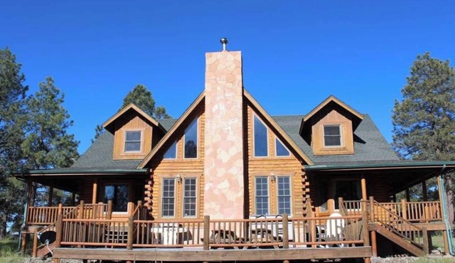 Huge Log Cabin on 20 Acre Ranch close to Grand Canyon with Spectacular Views!