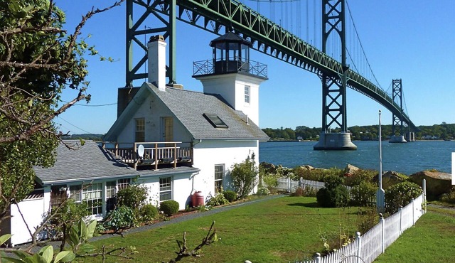 Iconic Bristol Ferry Lighthouse