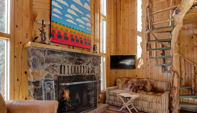 Iconic Mountain Cabin | River | Couples | Peaceful (pet-friendly)
