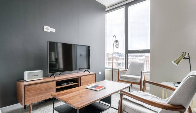 Ideal Loop Studio w/Pool, Gym, nr. Merchandise Mart & the L, by Blueground