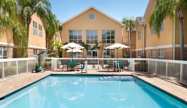 Ideal Mix of Relaxation & Fun! 2 Spacious Units, Free Breakfast, Full Kitchen!