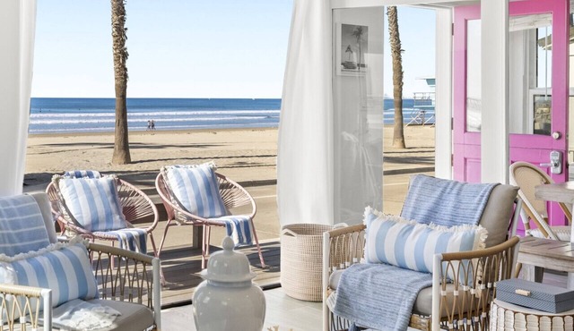 Immaculate Beachfront House, Easy Beach Access, Guest Favorite in Oceanside