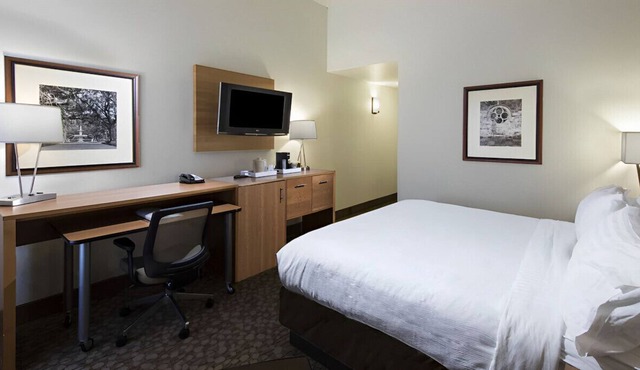 Impressive King Room! Great Location & Service