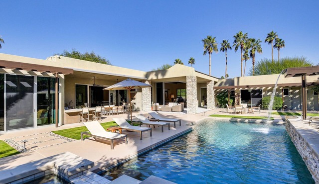 Indian Wells Country Club: Panoramic Mountain View/Pool with waterfall