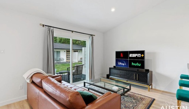 Insta-Ready Apartment in Barton Hills w King Bed