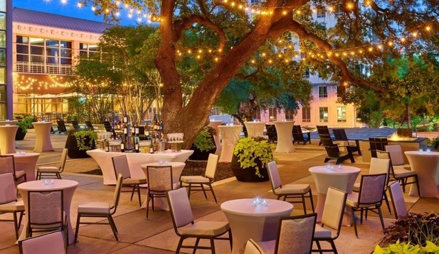 Inviting Downtown Retreat: 2 90s-styled Rooms w/Modern Amenities & Pool in Austin