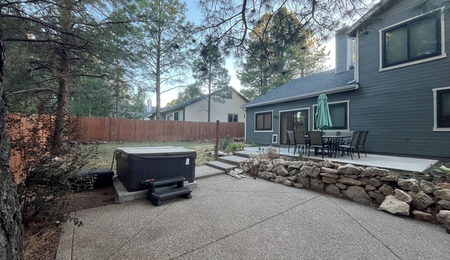 *Just Listed* Alpine Retreat with A/C and hot Tub!