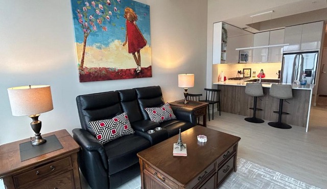 Kensington King Bed, Air Conditioned, Parking, Sunnyside C-Train, Top Property