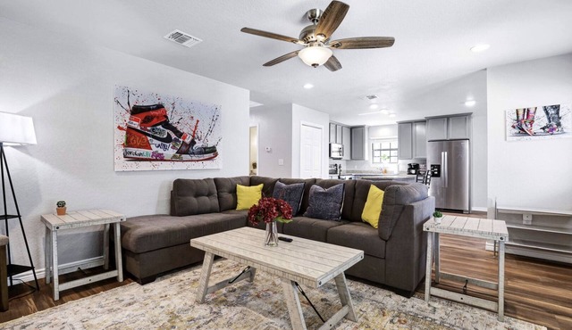 Kicks theme house near - SA Downtown and AT&T Center