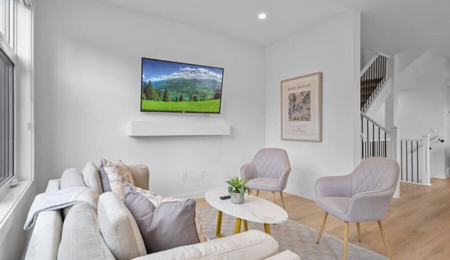 King Bed | Ping Pong | 3BR | Garage | AC |Backyard in Calgary