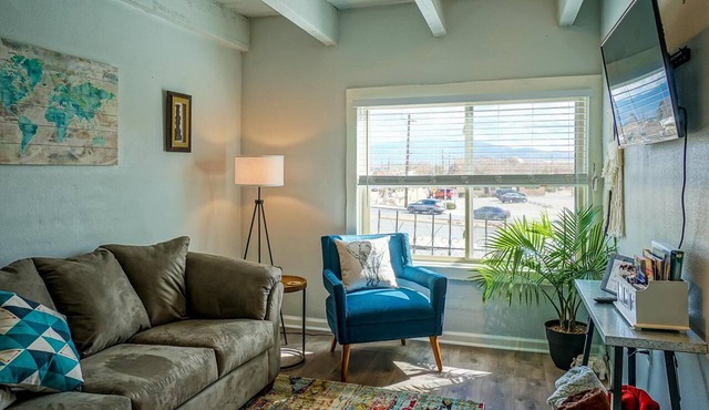 King bed, Queen bed, 2 TV's, Walk to Old Town