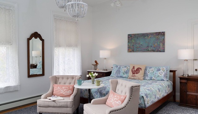 King with Kitchenette and Fireplace, Private Bath, Parking, Walk to all