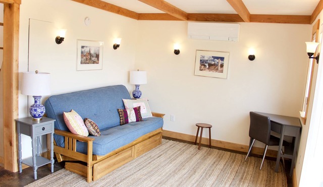Ladyslipper – Cozy Cottage with Loft in Blue Hill town center