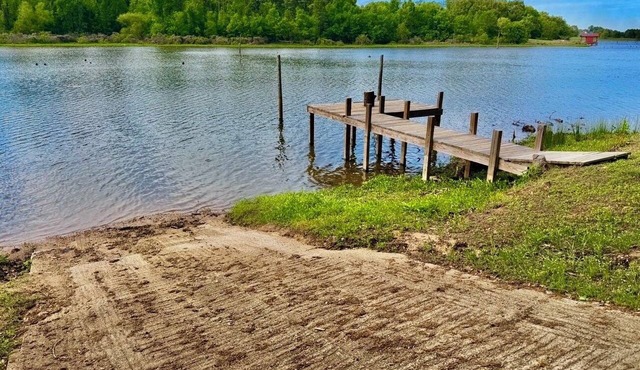 Lake Fork Water Front Peaceful 2-bedroom cabin-Boat Ramp/Dock