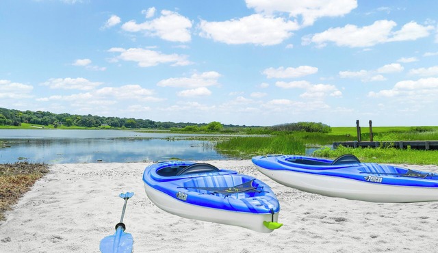 Lake Front! Spacious Home w/heated pool & kayaks