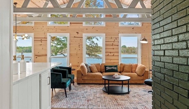 Lakefront Getaway: Hot Tub, Stunning Views, Kayaks, Cozy Vibes & Game Night