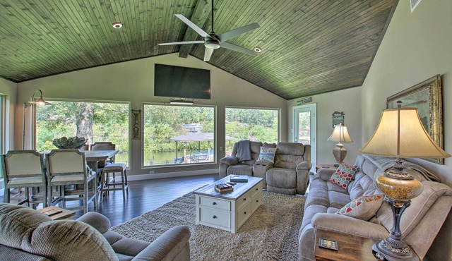 Lakefront Haven Near Oaklawn & Casino Resort!