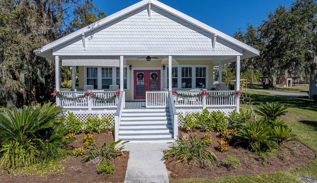 Lakefront Howell Bungalow on Crooked Lake, built in 1929, renovated in 2024