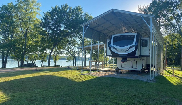 Lakefront luxury 5th wheel on Lake Hudson. No cleaning fees!