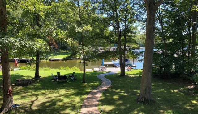 Lakefront - Spacious 5-bedroom house on Lake Anna - Public Side in Bumpass