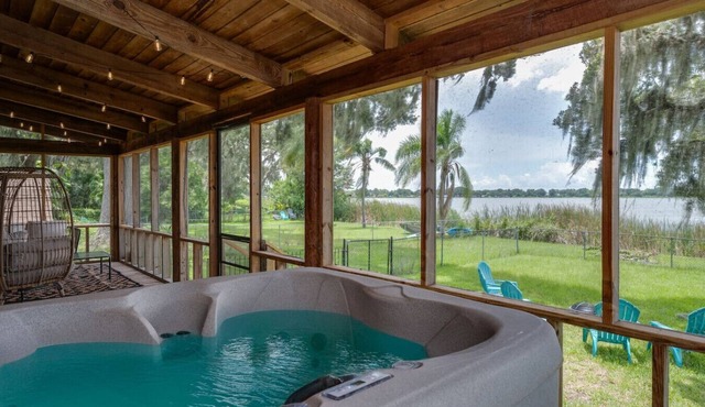 Lakeside Haven with Jacuzzi and Games