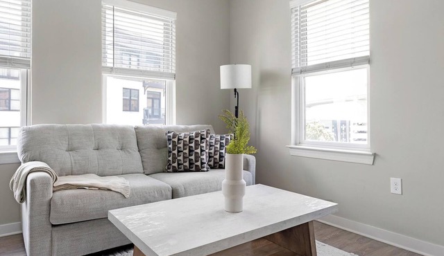 Landing | Chic 2BD in Downtown
