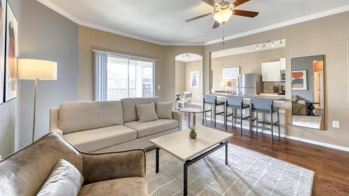 Landing Modern Apartment with Amazing Amenities (ID8573X64)