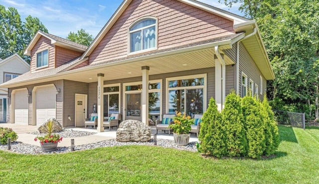 Large 4 bdrm Lakefront GAMEROOM Multiple Families in Lindstrom
