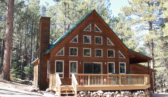 Large deck overlooking hiking trail/fiber-optic wifi/short walk to village.