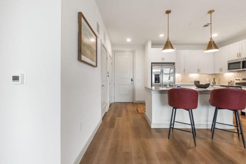 Large Lively Apt 2104 MER 2104