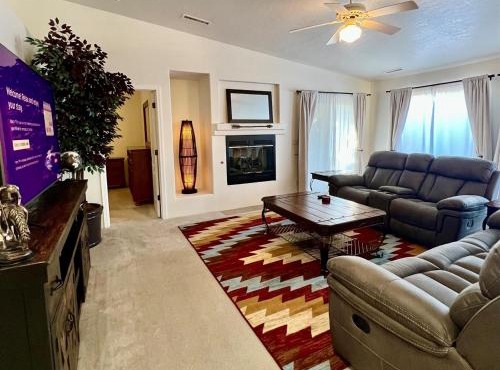 Large Prescott Home w3-car Garage Central & Quiet
