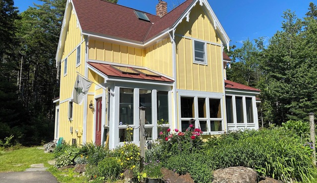 Light-filled Cottage Close to Lincolnville Beach. Pet friendly!