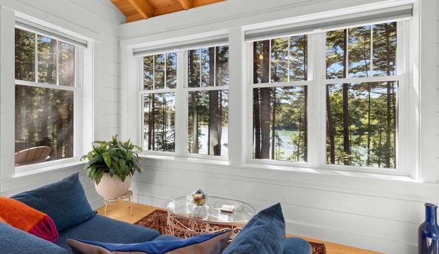 Lindquist Cottage | Waterfront Studio with King Be