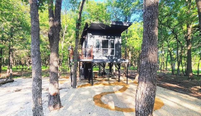 Little Luxe Romantic Treehouse Cabin