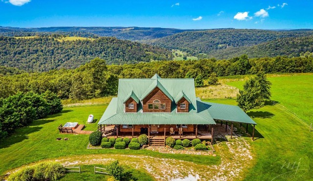 Lodge at OZK Ranch- Incredible mountaintop cabin with hot tub and views