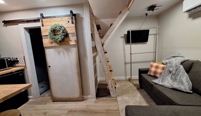 Lofted Barn on Mini Farm with AC and WiFi in Globe