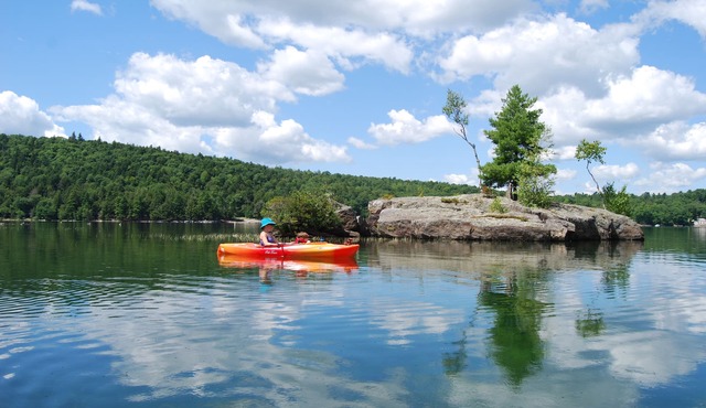 Log cabin on Lake St George! Family adventures await. Openings in September!