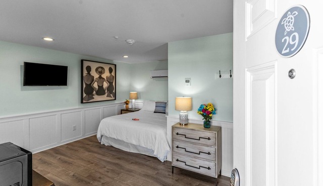 Loggerhead Inn & Suites - King Room in hotel in Surf City, North Carolina