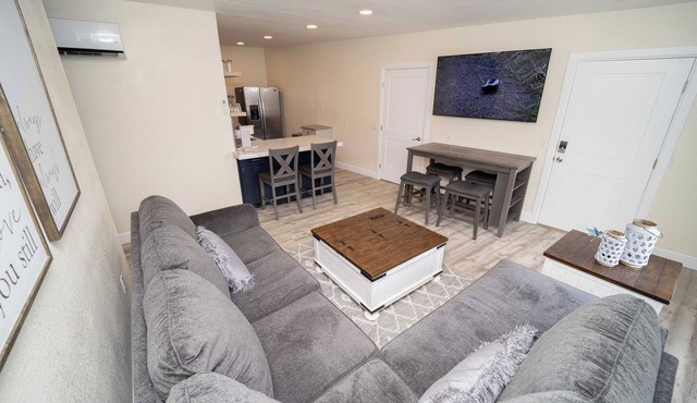 Lou Lou's Cozy Corner. Cool apartment with cold AC in charming Globe.